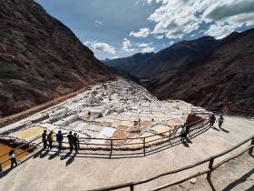 Foto Chinchero, Maras y Moras - Foto de las Salineras de maras con turistas en el mirador