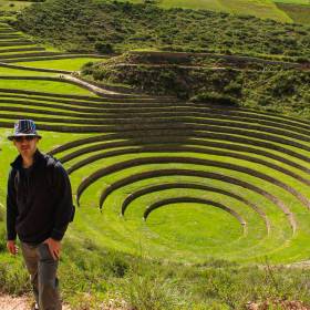 Foto Chinchero, Maras y Moras - Foto de los andenes de Moray con un turista