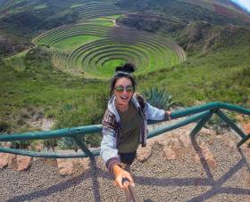 Foto Chinchero, Maras y Moras - Foto de una turista tomando un Selfie en Moray