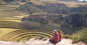 Foto Chinchero, Maras y Moras - Foto panoramica de 02 turistas contemplando los andenes de Moray