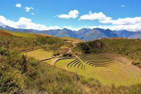 Foto Chinchero, Maras y Moras - Foto panorámica de los andenes de Moray