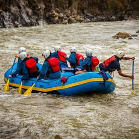Foto Rafting Urubamba - Turistas bajando los rápidos del rio Urubamba