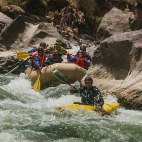 Foto Rafting Urubamba - Turistas disfrutando de la adrenalina del rafting
