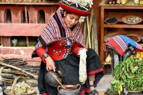 Foto Valle Sagrado - Foto de una joven durante el proceso de teñido