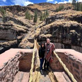 Fotos Qeswachaka - Dos turistas posando a la entrada del puente colgante