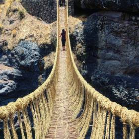 Fotos Qeswachaka - Turista cruzando el puente colgante