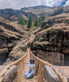 Fotos Qeswachaka - Turista posando sobre el puente colgante