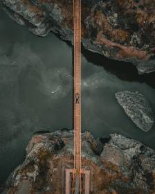 Fotos Qeswachaka - Vista aérea de un turista,posando en el puente