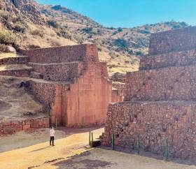 Fotos Valle Sur - Pikillaqta con un turista contemplando la entrada