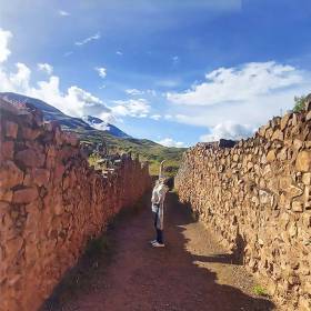 Fotos Valle Sur - Pikillaqta con un turista posando en el canal